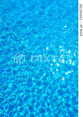 プール 水 綺麗 水紋の写真素材