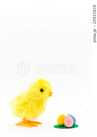 黄色 鳥 おもちゃ 緑の写真素材