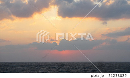 朝の海 太平洋 綺麗 まぶしいの写真素材