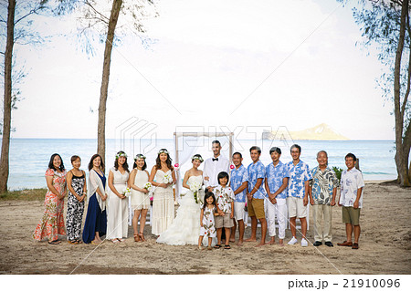 結婚式 ビーチウェディング 集合写真 人物の写真素材