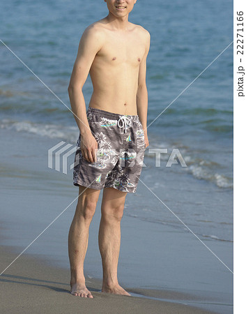 男性 水着姿 佇む ビーチの写真素材 Pixta