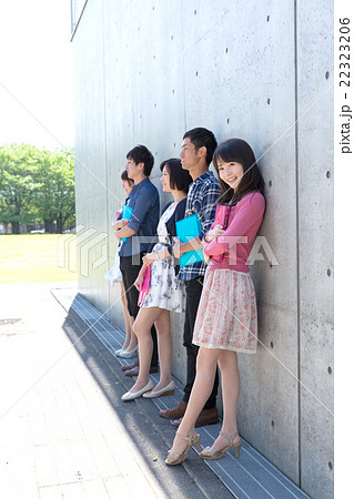 壁に寄りかかるの写真素材 壁に寄りかかるの写真素材