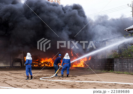 火事 火災 消火活動 放水の写真素材