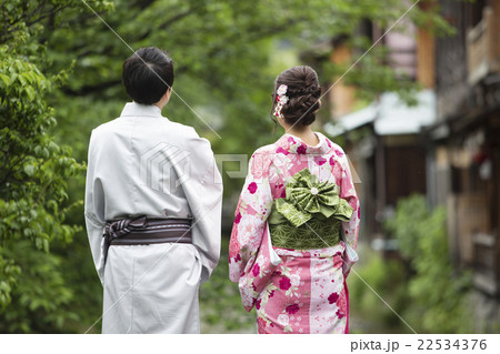浴衣 デート 川 カップルの写真素材