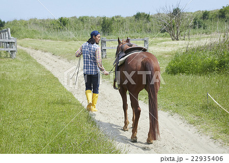 乗馬 人物 馬 後姿の写真素材