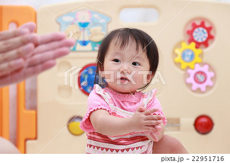 子供 拍手 合掌 笑顔の写真素材