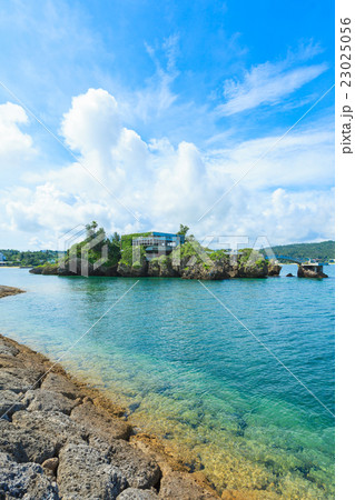 ヒートゥー島 海 恩納村 廃墟の写真素材