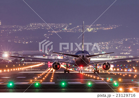 空港 夜景 伊丹空港 滑走路の写真素材