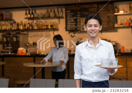 カフェ ウェイター 男性 喫茶店の写真素材