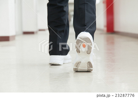 中学生 高校生 歩く 足元の写真素材