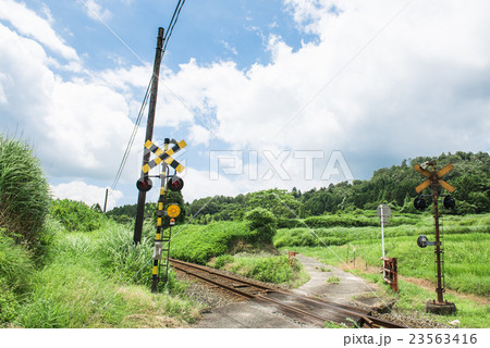 踏切 レール 夏 遮断機の写真素材