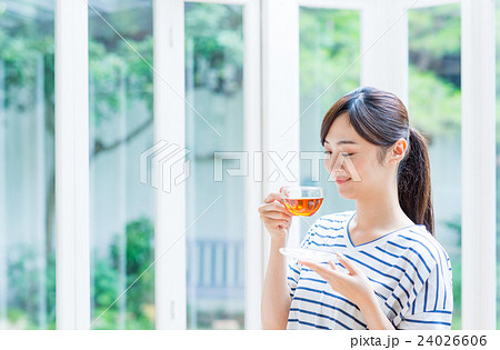 紅茶 女性 飲む 若いの写真素材