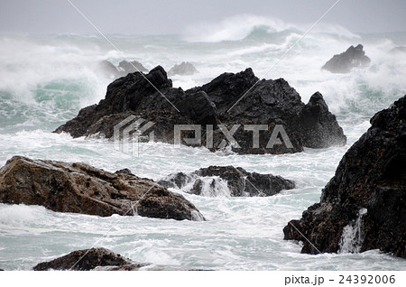 波しぶき 荒れ狂う 荒波 冬の写真素材