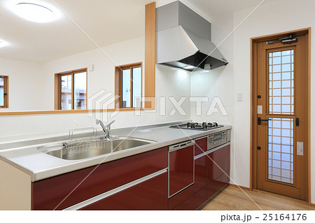 キッチン システムキッチン 赤色 住宅の写真素材