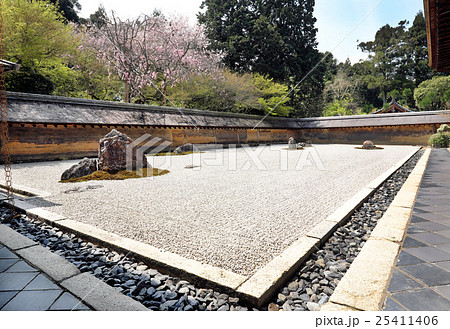 油土塀 土壁 壁 龍安寺の写真素材