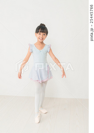 人物 子供 ダンス ターンの写真素材