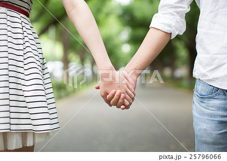 カップル 手をつなぐ 手 夫婦の写真素材 - PIXTA
