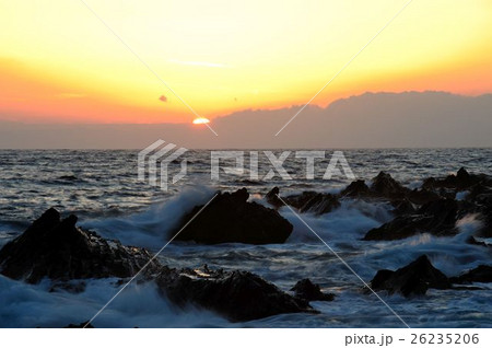 波しぶき 夕暮れ オレンジ色の海 荒れる海の写真素材