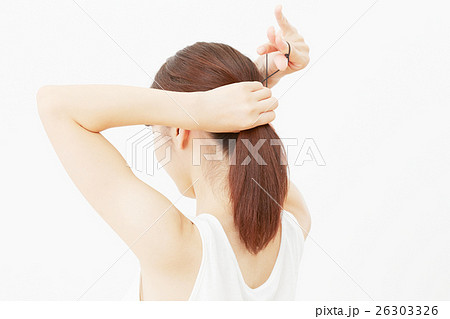 女性 髪 結ぶ 若いの写真素材