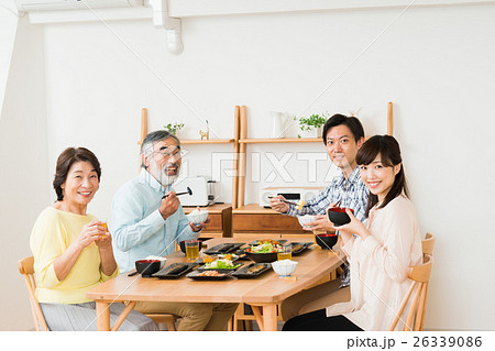 家族 食事 笑顔 食べるの写真素材