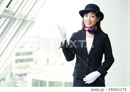 女性 バスツアー バスガイド 挨拶の写真素材