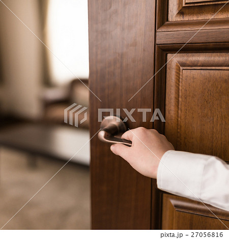 女性 ドア 開け閉め 手元の写真素材