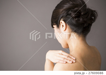 女性 ヌード 肩こり 後ろ姿の写真素材