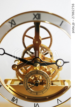 時計 置き 機械仕掛け シースルーの写真素材