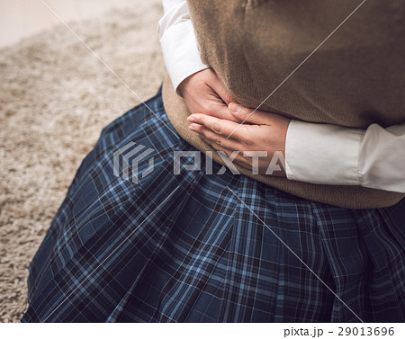 高校生 女子高生 お腹 制服の写真素材