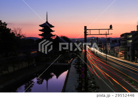 東寺 マジックアワー 寺 五重塔の写真素材