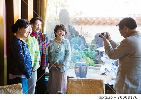 女性 シニア 同窓会 記念撮影の写真素材