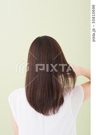 女性 セミロング 後姿 茶髪の写真素材