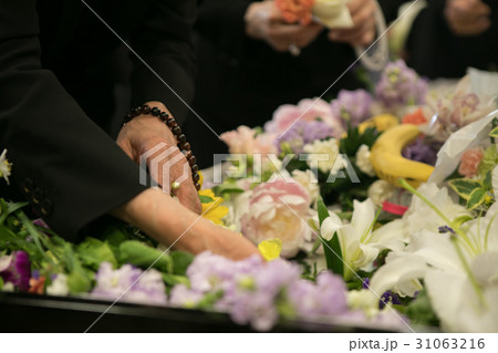 葬儀 告別式 お別れの儀 生花の写真素材