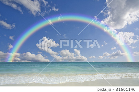 虹 波 ハワイ オアフ島 海 空 雲 水平線の写真素材