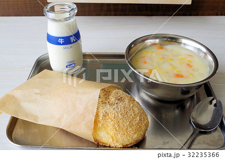 揚げパン パン 牛乳 給食の写真素材