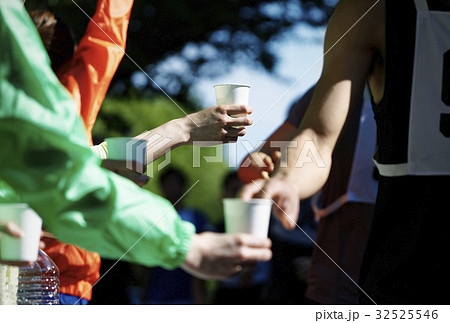 マラソンランナー マラソン大会 ランニング 給水所の写真素材