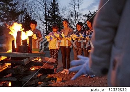 子供 小学生 林間学校 キャンプファイヤーの写真素材