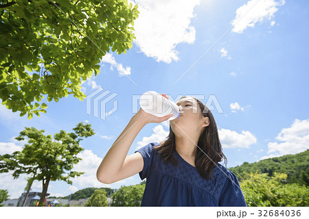 一気飲み 子供の写真素材