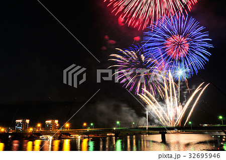川内川花火大会 夜空 鹿児島県 薩摩川内市の写真素材