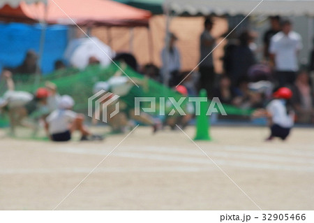 網 運動会 障害物競走 ネットの写真素材