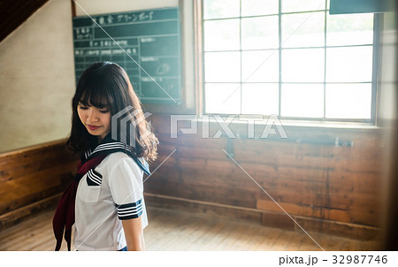 女子高生 陽射し 横向き 高校生の写真素材