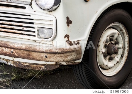 ボロボロの車の写真素材