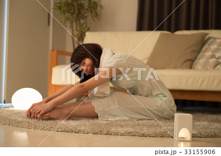 女性 就寝前 風呂上がり ストレッチの写真素材