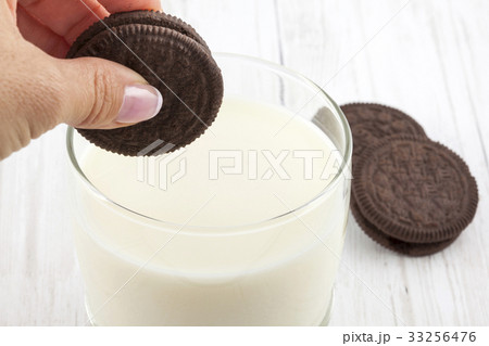 クッキー ミルク 牛乳 浸すの写真素材