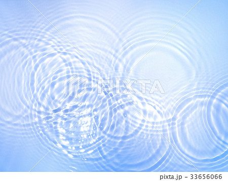 水面 波紋 複数 連続の写真素材