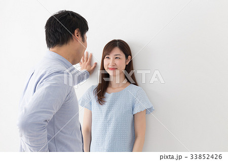 壁ドン カップル 男女 壁の写真素材