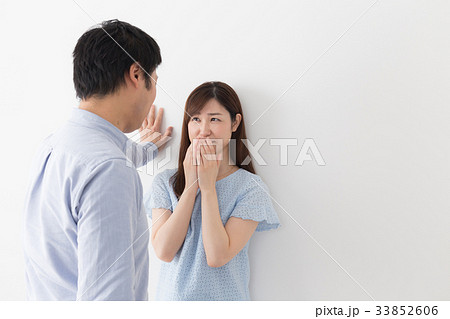 壁ドン カップル 男女 壁の写真素材