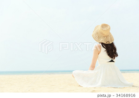 麦わら帽子 女の子 後ろ姿 人物の写真素材