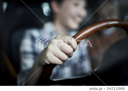 運転 手元 ハンドル 握るの写真素材