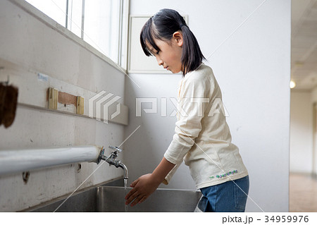 校内 廊下 学校 手洗い場の写真素材